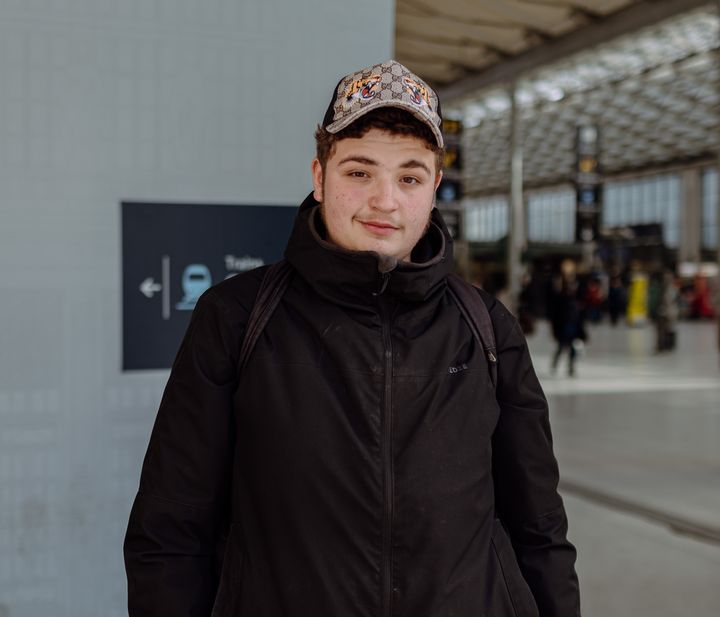 Yanis&nbsp;Boudraoui pose à la gare du Nord, à Paris, le 12 avril 2022. (PIERRE MOREL / FRANCEINFO)