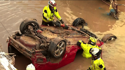 Inondations en Espagne : la recherche des disparus continue (Franceinfo)