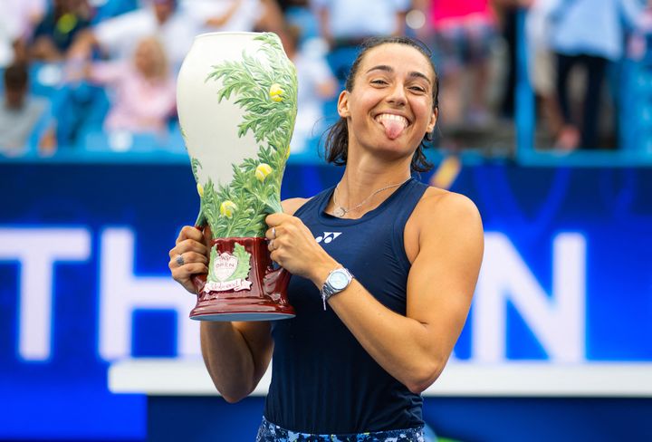 Caroline Garcia, issue des qualifications, pose avec le trophée après son titre lors du tournoi WTA 1000 de Cincinnati, le 21 août 2022. (ROB PRANGE / AFP)
