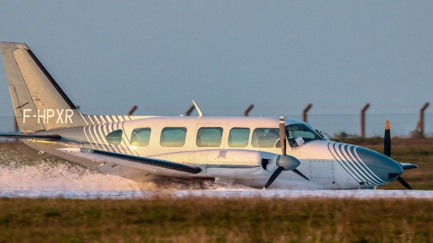 CharenteMaritime un petit avion atterrit en urgence à La Rochelle