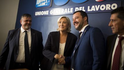 Marine Le Pen et Matteo Salvini lors d'une rencontre au quartier général du syndicat Unione Generale del Lavoro, à Rome (Italie), le 8 octobre 2018. (CHRISTIAN MINELLI / NURPHOTO / AFP)