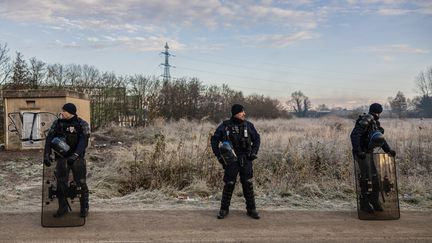 Police officers during the evacuation of migrants from a camp in Loon-Plage (North), November 30, 2023. (SAMEER AL-DOUMY / AFP)