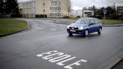 Patrouille de gendarmes devant le coll&egrave;ge Ren&eacute;-Couzinet, &agrave; Chantonnay (Vend&eacute;e) le 11 avril 2013.&nbsp; (JEAN-SEBASTIEN EVRARD / AFP)