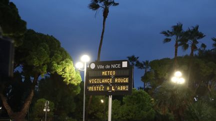 Météo France a placé le Var et les Alpes-Maritimes (ici à Nice) en alerte rouge pluie-inondations, le 1er décembre 2019. (ARNAUD JOURNOIS / MAXPPP)