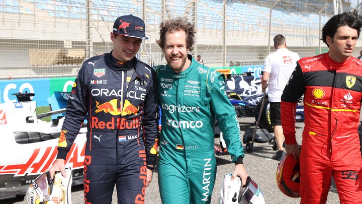 Max Verstappen et Sebastian Vettel lors des tests de pré-saison à Bahreïn, le 11 mars 2022. (AFP)