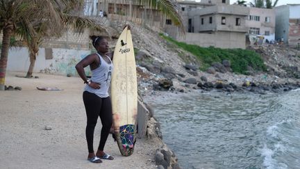 Khadjou Sambe&nbsp;a commencé à surfer à l’âge de 13 ans et était la seule fille sénégalaise à prendre les vagues, le 31 août 2020 sur l'île de Ngor à Dakar. (SADAK SOUICI / LE PICTORIUM / MAXPPP)