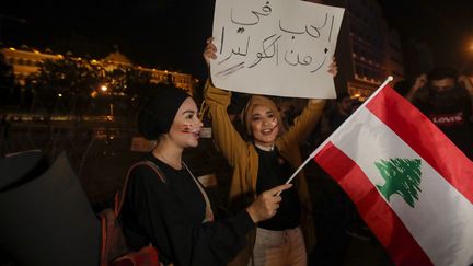 Des manifestantes dans les rues de Beyrouth, au Liban, le 21 octobre 2019.&nbsp; (ANWAR AMRO / AFP)