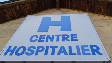 Enseigne du centre hospitalier de Brive-la-Gaillarde (Corrèze), juillet 2019. Photo d'illustration. (NICOLAS BLANZAT / FRANCE-BLEU LIMOUSIN / RADIO FRANCE)