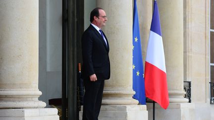 Le Président François Hollande sur les marches du palais de l'Elysée, le 2 octobre 2016. (FREDERIC STEVENS / GETTY IMAGES EUROPE)