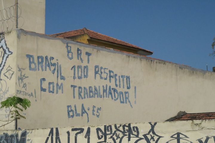 Un graffiti sur un mur du quartier de Ramos, à Rio de Janeiro : "BRT : Brésil sans aucun respect pour les travailleurs". (PIERRE GODON / FRANCETV INFO)