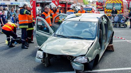 Des pompiers en démonstration à Douai (Nord), le 7 mai 2015.&nbsp; (CITIZENSIDE/JOACHIM SAOULI / CITIZENSIDE.COM / AFP)