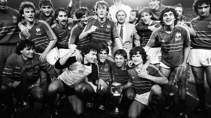 L'équipe de France, aux côtés de leur sélectionneur Michel Hidalgo, le 27 juin 1984, après avoir gagné la finale de l'Euro au Parc des princes à Paris. (AFP)