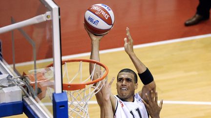 Mipoka face à Tremmell Darden (JEFF PACHOUD / AFP)