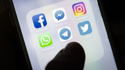 Les&nbsp;icônes des applications&nbsp;Facebook, Instagram et Twitter sur un téléphone portable, en février 2018. (THOMAS TRUTSCHEL / PHOTOTHEK / GETTY IMAGES)