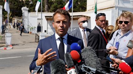 Emmanuel Macron répond à des journalistes après une visite du cimetière Saint-Eugène à Alger, le 26 août 2022. (LUDOVIC MARIN / AFP)