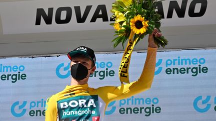 Aleksandr Vlasov s'est emparé du maillot jaune de leader après sa victoire sur la cinquième étape du Tour de Suisse, le 16 juin 2022. (GIAN EHRENZELLER / AFP)