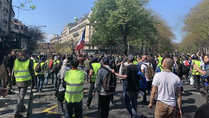 Manifestation des «&nbsp;gilets jaunes&nbsp;» près de République à Paris. (JULIEN PASQUALINI / FRANCE-INFO)