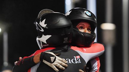 Les bobbeuses canadiennes Kaillie Humphries et&nbsp;&nbsp;Phylicia George lors de la Coupe du monde de bobsleigh à Königssee (Allemagne), le 20 janvier 2018. (TOBIAS HASE / DPA / AFP)