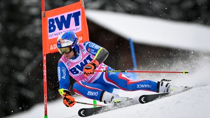 Alexis Pinturault&nbsp;a terminé deuxième de la première manche du slalom géant masculin, à Adelboden, le 8 janvier 2022. (SEBASTIEN BOZON / AFP)