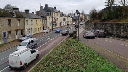 Trafic routier&nbsp;sur le boulevard Alsace-Lorraine de Coutances (Normandie). (LUCIE THUILLET / RADIOFRANCE)