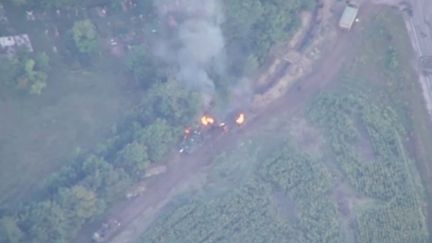 Une capture d'écran d'une vidéo montrant des véhicules blindés ukrainiens touchés par des munitions russes dans la région de Koursk, le 15 août 2024. (RUSSIAN MINISTRY OF DEFENSE / AFP)