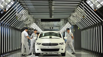 Des ouvriers de Dongfeng dans la troisi&egrave;me usine du groupe chinois, le 2 juillet 2013 &agrave; Wuhan (Chine). (AFP)