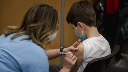 Un enfant vacciné contre le Covid-19 à Montréal au Canada. (ANDREJ IVANOV / AFP)