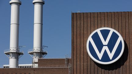 Volkswagen est accusé d’avoir installé un logiciel sur ses véhicules affichant des émissions d'oxyde d'azote inférieures à la réalité. (YANN SCHREIBER / AFP)