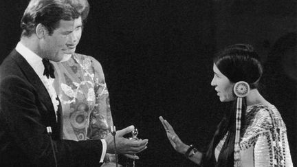 Sacheen Littlefeather face à Roger Moore et Liv Ullmann lors de la 45e cérémonie des oscars en 1973.&nbsp; (MARY EVANS/SIPA / SIPA)