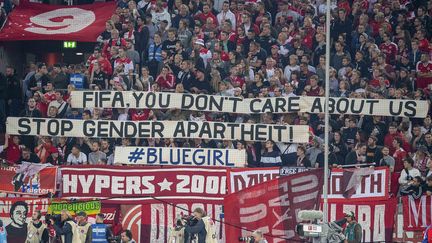 A Düsseldorf (Allemage), le 13 septembre 2019, des supporters brandissent une banderole pour dénoncer un "apartheid de genre" en Iran et saluer la mémoire de&nbsp;Sahar Khodayari, surnommée "Blue Girl".&nbsp; (ANKE WAELISCHMILLER/SVEN SIMON / SVEN SIMON)