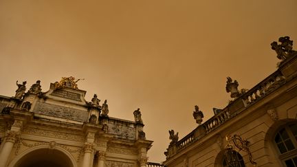 En mars 2022, le sirocco avait teinté de jaune le ciel de Nancy. (ALEXANDRE MARCHI / MAXPPP)