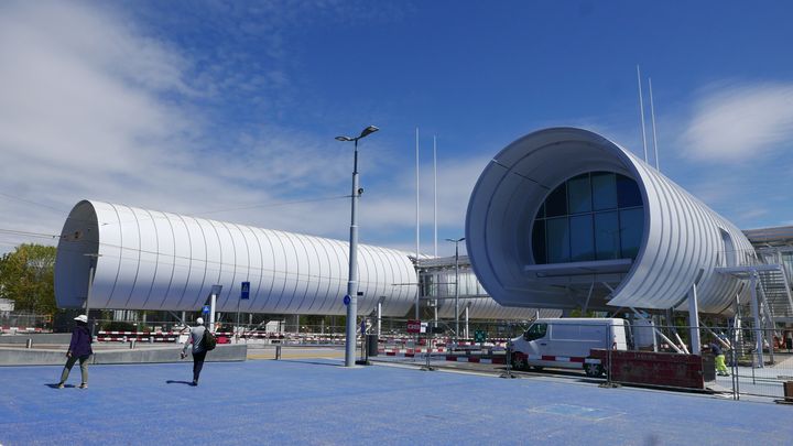 Le nouveau "Portail de la science" dessiné par l'architecte Renzo Piano, peut faire penser à l'ISS, la Station spatiale internationale ou au terminal d'un aéroport. Le projet a coûté 100 millions d'euros, entièrement financé par des dons privés. (EMMANUEL LANGLOIS / FRANCEINFO)