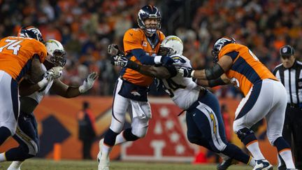 Peyton Manning sous la pression défensive des Chargers