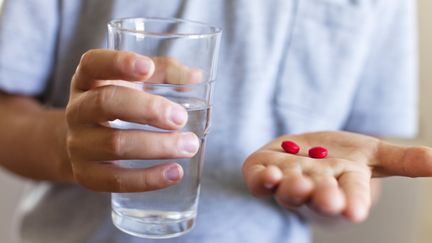 Selon la revue m&eacute;dicale "Prescrire", la forme et le conditionnement de certains m&eacute;dicaments peuvent conduire &agrave; des surdoses toxiques, voire mortelles. (ANTOINE ARRAOU / ALTOPRESS / PHOTOALTO / AFP)