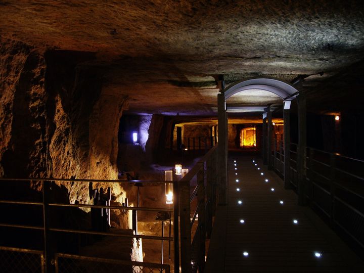 Intérieur de la Caverne du Dragon, aujourd'hui transformée en musée. (CD02-F.Marlot)