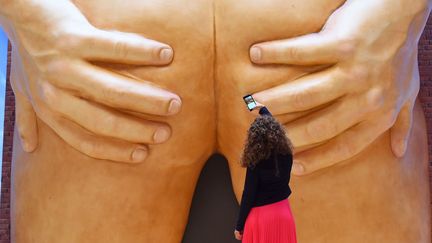 Avec ces fesses géantes, Anthea Hamilton est finaliste du prestigieux Turner Prize 2016 (exposée ici à la Tate Britain, le 27 septembre 2016)
 (Solent News / SIPA)