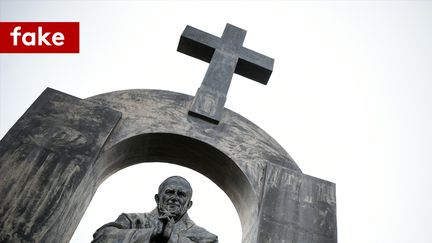 La croix qui surplombe la statue de Jean-Paul II, à Ploërmel, devra être enlevée, sur décision du Conseil d'État, rendue le 25 octobre.&nbsp; (DAMIEN MEYER / AFP)