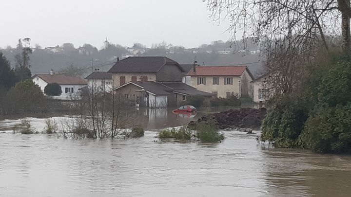 Habitations sur la route des Pyrénées, sur la rive sud de Peyrhorade, samedi 11 décembre. (GILLES GALLINARO / RADIO FRANCE)