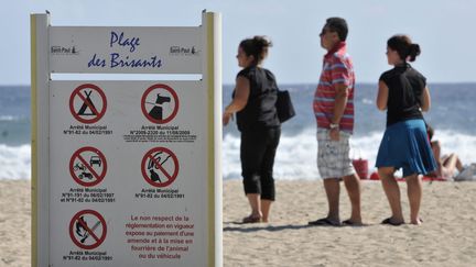 Sur la plage des Brisants, &agrave; Saint-Gilles (La R&eacute;union), o&ugrave; un surfeur a &eacute;t&eacute; tu&eacute; par un requin, le 8 mai 2013.&nbsp; (MAXPPP)