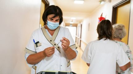 Une campagne de rappel vaccinal contre le Covid-19, dans l'Ehpad et maison de retraite de Port-Vendres (Pyrénées-Orientales), le 9 septembre 2021. (ALINE MORCILLO / AFP)