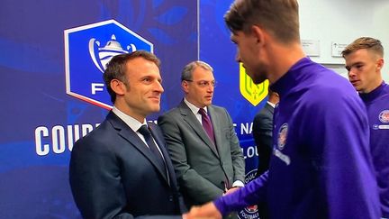 Le président Emmanuel Macron salue les joueurs de Nantes et Toulouse à l'occasion de la finale de la Coupe de France, le 29 avril 2023 (DR)