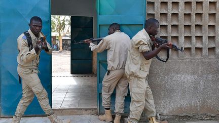 le Conseil de sécurité des Nations Unies adopte une résolution qui «salue le déploiement» de cette force, mais sans lui délivrer un mandat des Nations Unies, donc un financement, précise «Jeune Afrique». En octobre 2017, les Etats-Unis finissent par promettre une aide de 60 millions de dollars.
  (Issouf Sanogo / AFP)