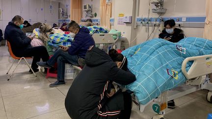 Des patients atteints du Covid-19 à l'hôpital de Tangshan (Chine), le 30 décembre 2022. (NOEL CELIS / AFP)