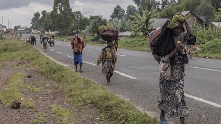 Des personnes déplacées ayant fui les affrontements entre l'armée congolaise et les rebelles du M23 tentent de rentrer chez elles à Kibumba, à quelques kilomètres de la ville de Goma, dans l'est de la République démocratique du Congo, le 1er juin 2022. (GUERCHOM NDEBO / AFP)