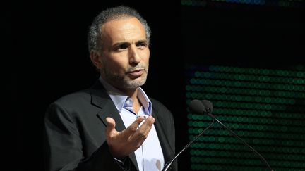 Tariq Ramadan parle lors d'un rassemblement, le 7 avril 2012 au Bourget (Seine-Saint-Denis). (JACQUES DEMARTHON / AFP)