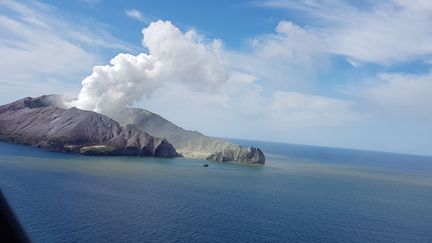 L'île de White Island, le 9 décembre 2019 juste après l'éruption. (AUCKLAND RESCUE HELICOPTER TRUST / AFP)