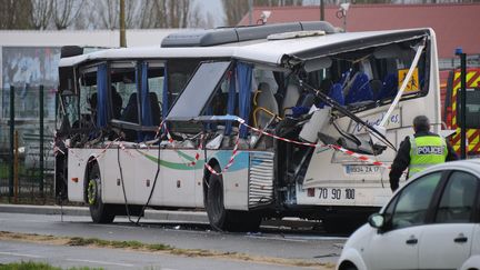 Le car scolaire impliqué dans&nbsp;l'accident mortel impliquant un poids lourd à Rochefort (Charente-Maritime), le 11 février 2016. (XAVIER LEOTY / AFP)