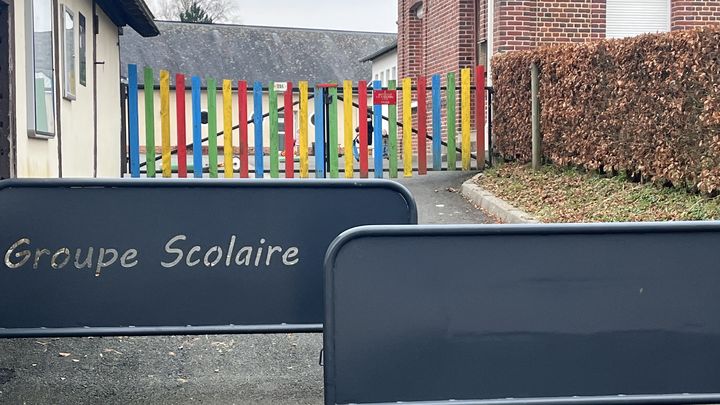 La mairie fait retirer la plaque qui mentionnait le nom de l'abbé Pierre, en attendant que l'école soit définitivement renommée lors du prochain regroupement scolaire. Photo prise à Esteville, le 16 janvier 2025. (ELOISE BARTOLI / FRANCEINFO)