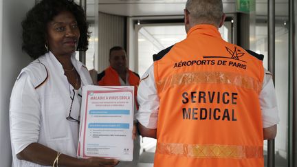 Des personnels m&eacute;dicaux &agrave; l'a&eacute;roport de Roissy-Charles-de-Gaulle, le 17 octobre 2014. (KENZO TRIBOUILLARD / AFP)