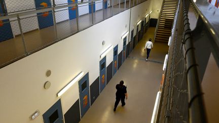 Un détenu retourne dans sa cellule dans la prison des Baumettes, à Marseille (Bouches-du-Rhône), le 13 février 2021. (Image d'illustration) (NICOLAS TUCAT / AFP)
